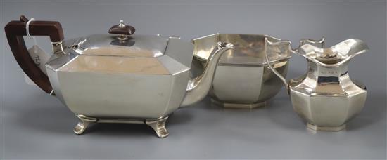 A George VI silver octagonal shaped teapot, Sheffield 1938, gross 22oz. and a silver sugar bowl with matching cream jug, Birmingham 192